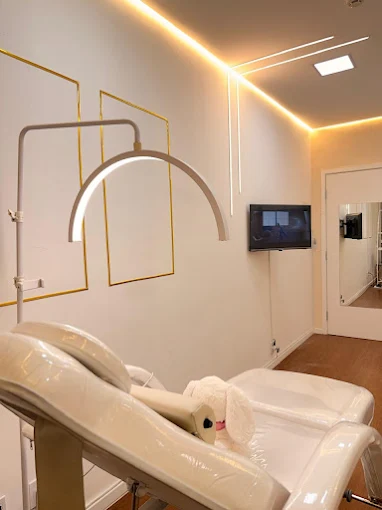 Sala de atendimento com detalhes dourados