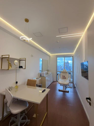 Sala de atendimento com vista da cidade